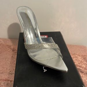 Beautiful summer heels can be dressed up or down! Rhinestone design adds style!